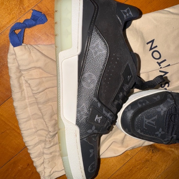 Louis Vuitton - Picture 2 of 4